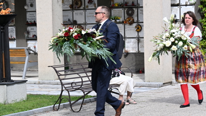FOTO: Do smuteční síně se pomalu nosí bohaté věnce.