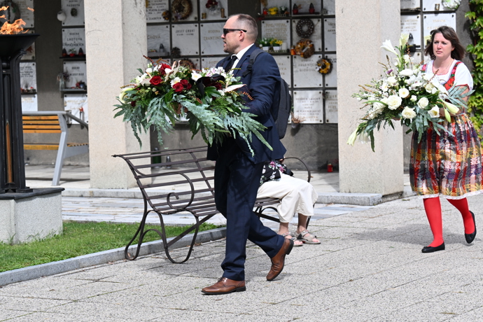 FOTO: Do smuteční síně se pomalu nosí bohaté věnce. – stránka 19