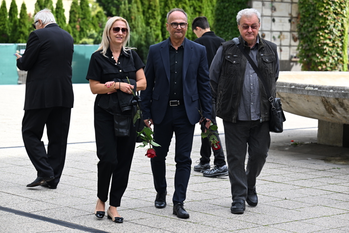 FOTO: Přátelé a kolegové přišli vyprovodit Petra Obdržálka na jeho poslední cestu. – stránka 17