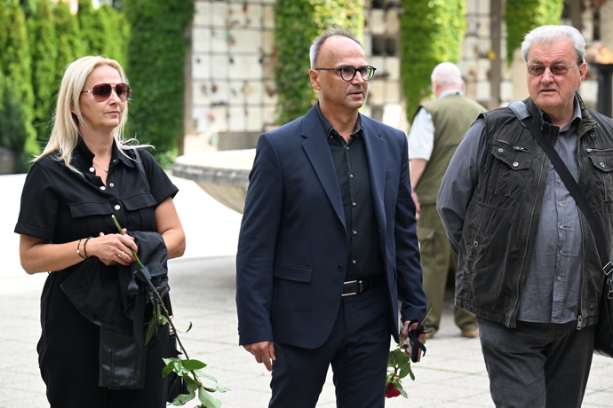 FOTO: Přátelé a kolegové přišli vyprovodit Petra Obdržálka na jeho poslední cestu. – stránka 16