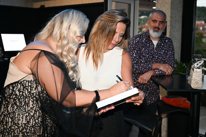 FOTO: Aneta si nechala knihu podepsat.