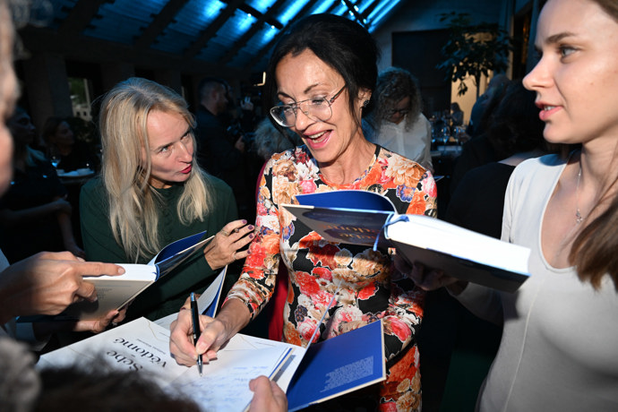 FOTO: Podepisování od všech žen v knize. – stránka 2