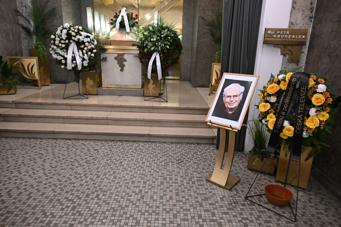 FOTO: Pohřeb režiséra Petra Obdržálka. – stránka 12