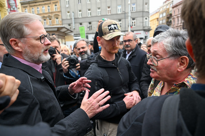 FOTO: Petr Fiala se bavil i s odpůrci. – stránka 99