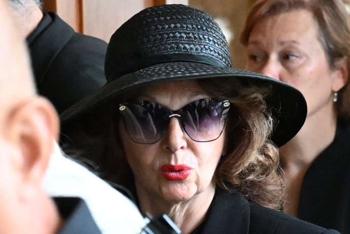 FOTO: Saskia Burešová skrývala tvář pod velkými brýlemi. – stránka 1