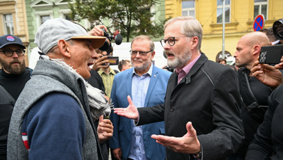 FOTO: Petr Fiala diskutoval s odpůrcem.