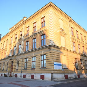 Základní škola v Pečkách. 
