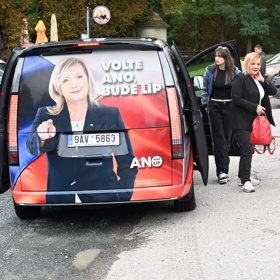 Alena Schillerová vystupuje z vozu.