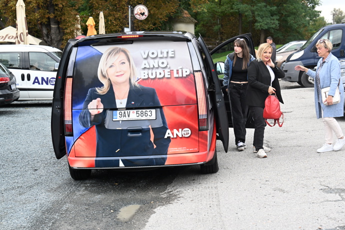 FOTO: Alena Schillerová vystupuje z vozu. – stránka 32