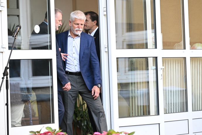 FOTO: Prezident Petr Pavel přichází. – stránka 19