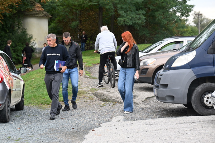 FOTO: Andrej Babiš a Aneta Zicklerová vystoupili ze stejného vozu. – stránka 5