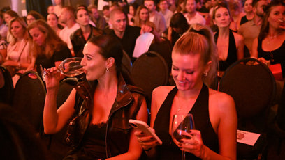 FOTO: Iva Kubelková a Natalie Jirásková při čekání na promítání druhé řady Zradců.