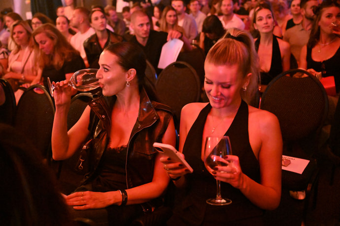 FOTO: Iva Kubelková a Natalie Jirásková při čekání na promítání druhé řady Zradců. – stránka 23