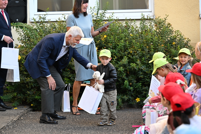FOTO: Petr Pavel dal dětem dárky. – stránka 12