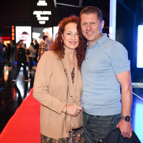 Markéta Hrubešová s partnerem na premiéře filmu Jedna bitva za druhou.