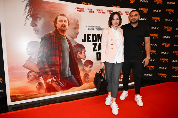 FOTO: Kamila Nývltová s partnerem na premiéře filmu Jedna bitva za druhou. – stránka 9