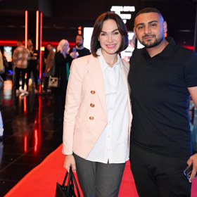 Kamila Nývltová s partnerem na premiéře filmu Jedna bitva za druhou.
