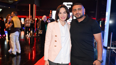 FOTO: Kamila Nývltová s parterem na premiéře filmu Jedna bitva za druhou.