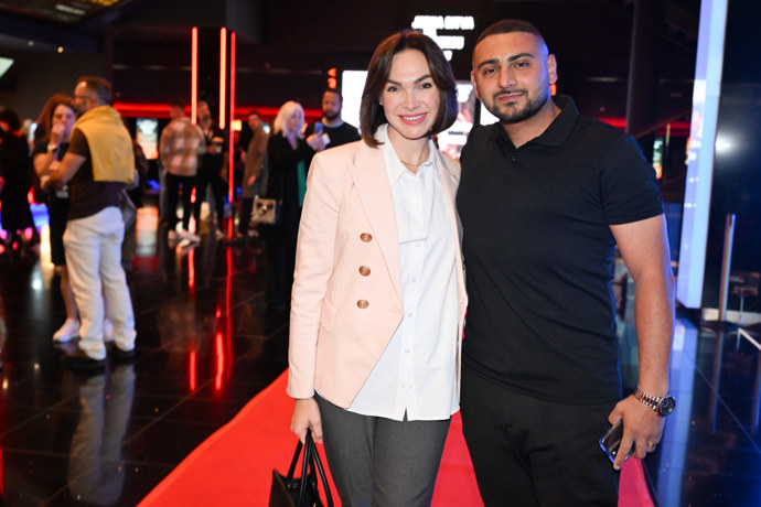 FOTO: Kamila Nývltová s parterem na premiéře filmu Jedna bitva za druhou. – stránka 8