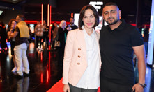 Kamila Nývltová s parterem na premiéře filmu Jedna bitva za druhou.