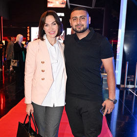 Kamila Nývltová s manželem na premiéře filmu Jedna bitva za druhou.