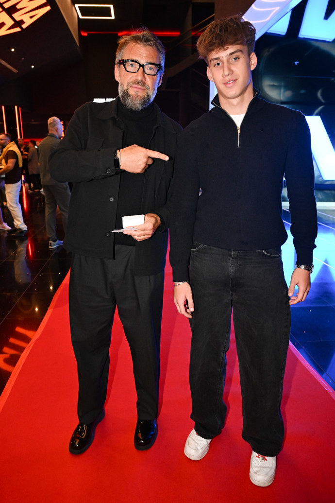 FOTO: Bořek Slezáček se synem na premiéře filmu Jedna bitva za druhou. – stránka 1