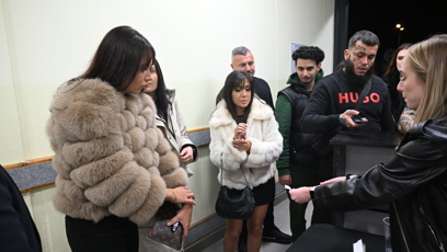 FOTO: Leo Beránek dorazil do Pardubic i se svou snoubenkou. Ta zvolila bílý kožíšek.