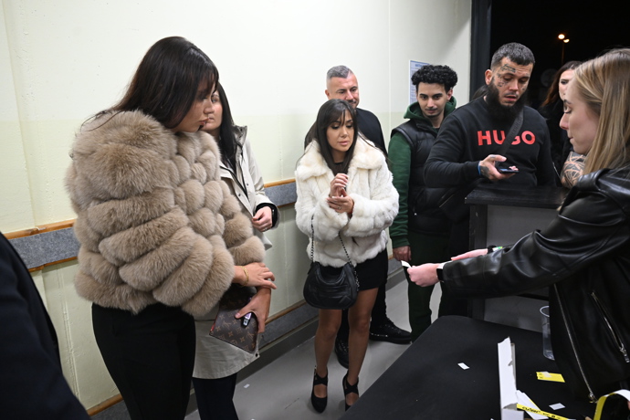 FOTO: Leo Beránek dorazil do Pardubic i se svou snoubenkou. Ta zvolila bílý kožíšek. – stránka 6