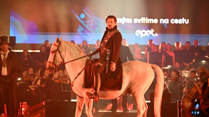 FOTO: Vojta Kotek přijel na koni.