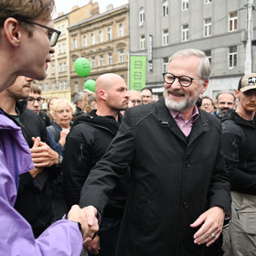 Ten se proslavil videi s politiky.