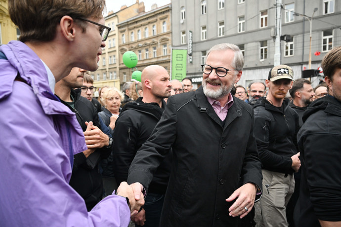 FOTO: Petr Fiala se zdraví s youtuberem Janem Špačkem. – stránka 96