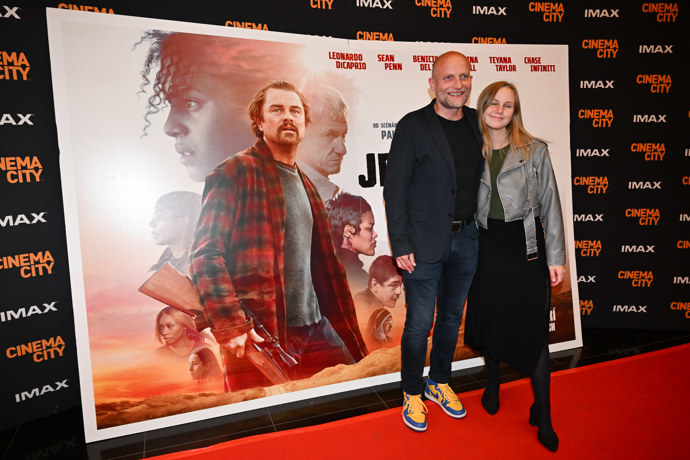 FOTO: Jiří Ployhar ml. s partnerkou na premiéře filmu Jedna bitva za druhou. – stránka 2