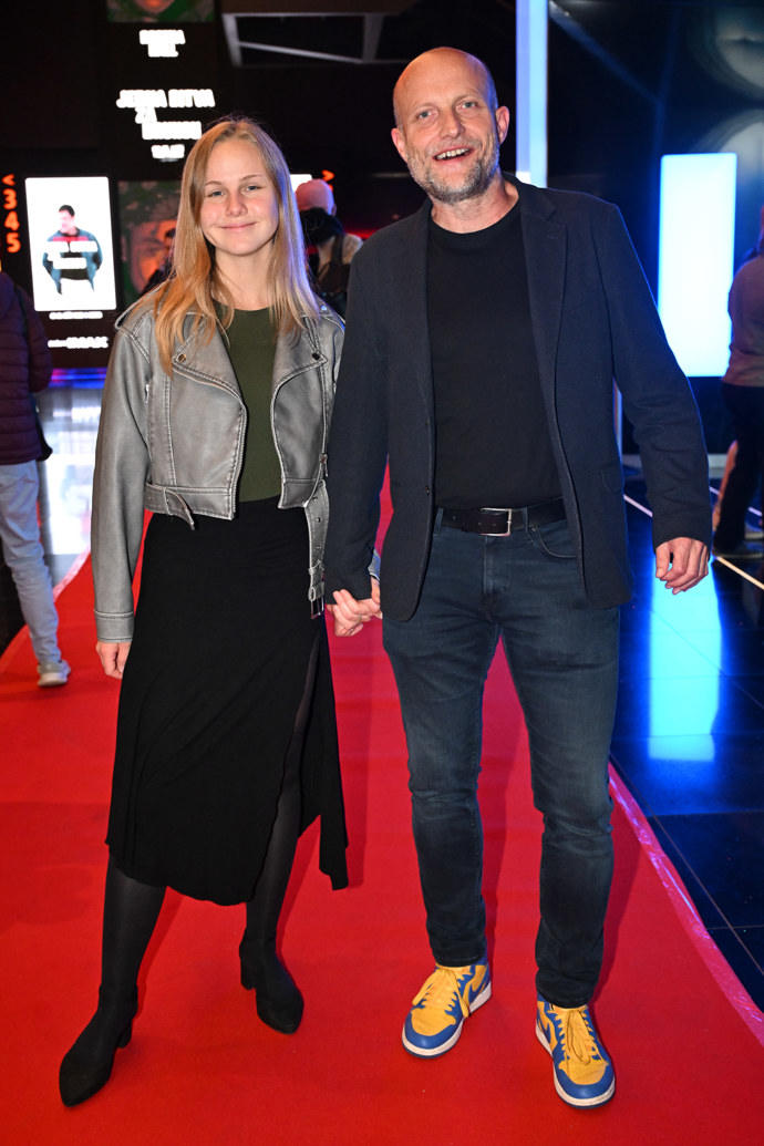 FOTO: Jiří Ployhar ml. s partnerkou na premiéře filmu Jedna bitva za druhou. – stránka 1