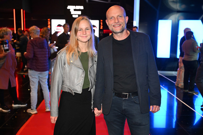 FOTO: Jiří Ployhar ml. s partnerkou na premiéře filmu Jedna bitva za druhou.