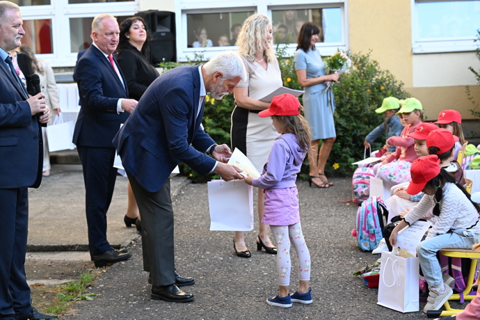 FOTO: Petr Pavel se školáky. – stránka 8