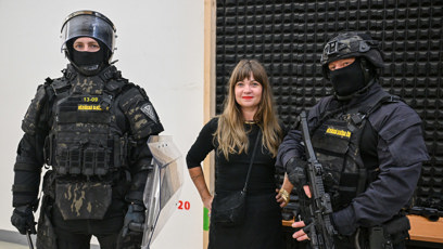 FOTO: Martina Eretová s pracovníky věznice Stráž pod Ralskem.