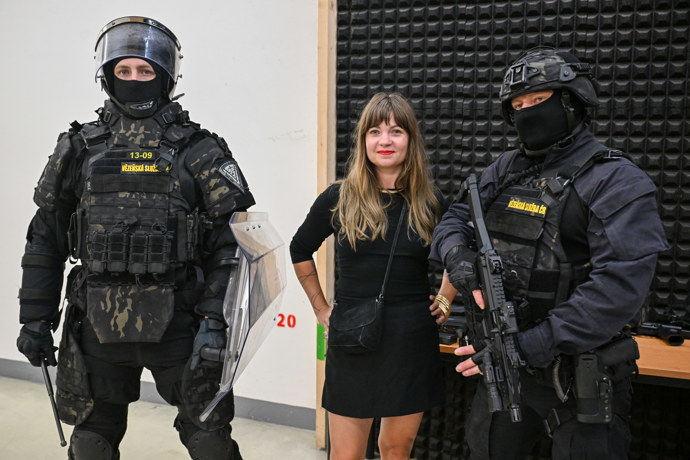 FOTO: Martina Eretová s pracovníky věznice Stráž pod Ralskem. – stránka 7