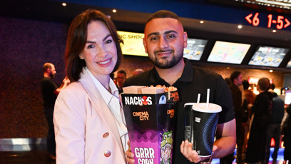 FOTO: Kamila Nývltová s partnerem na premiéře filmu Jedna bitva za druhou.