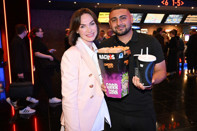 FOTO: Kamila Nývltová s partnerem na premiéře filmu Jedna bitva za druhou. – stránka 1