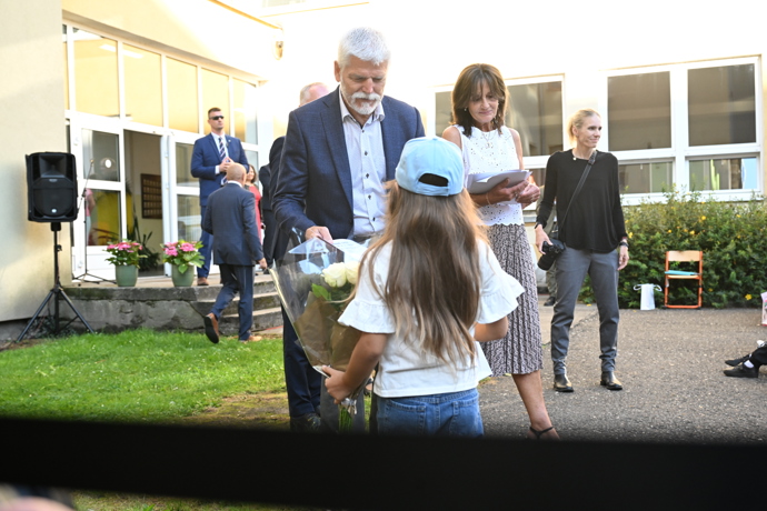 FOTO: Petr Pavel se vítá s prvňáky. – stránka 6
