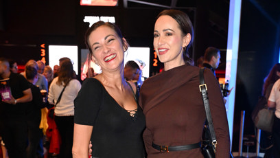 FOTO: Bára Jánová s Karolínou Krézlovou na premiéře filmu Jedna bitva za druhou.