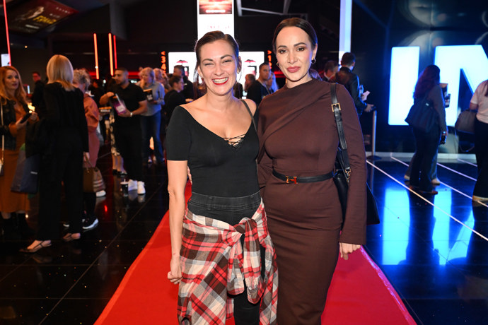 FOTO: Bára Jánová s Karolínou Krézlovou na premiéře filmu Jedna bitva za druhou. – stránka 4