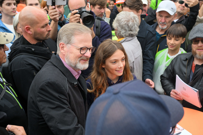 FOTO: Petr Fiala se fotil s příznivci. – stránka 95