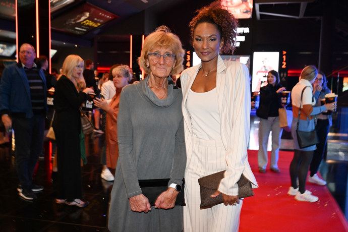 FOTO: Lejla Abbasová vzala na premiéru svou maminku. – stránka 6