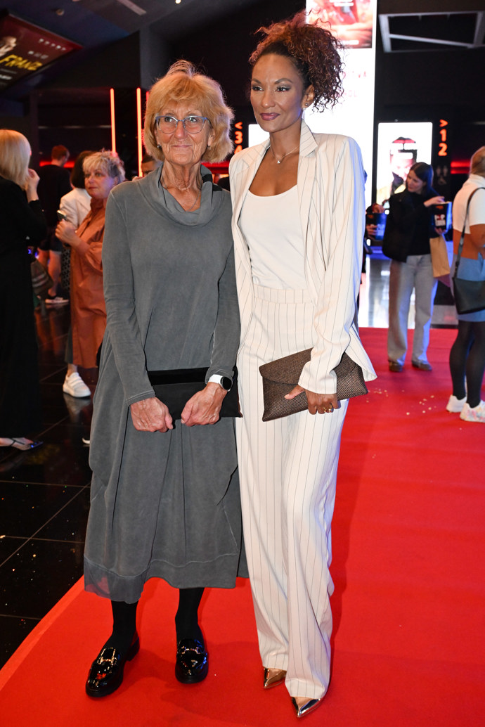 FOTO: Lejla Abbasová vzala na premiéru svou maminku. – stránka 5