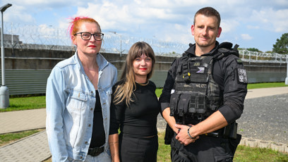 FOTO: Martina Eretová s pracovníky vězeňské služby ČR.