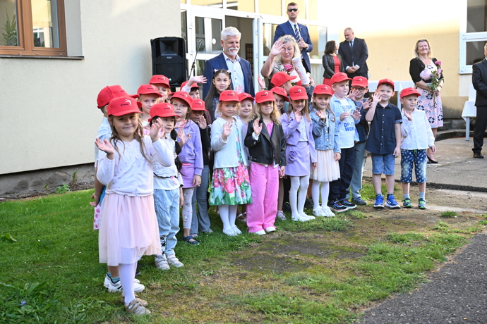 FOTO: Školáci se vyfotili s prezidentem. – stránka 5