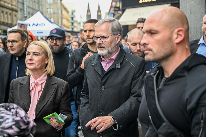 FOTO: Petr Fiala a Jana Černochová míří do metra. – stránka 8