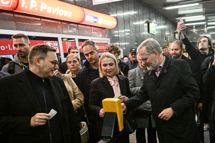 FOTO: Petr Fiala a Jana Černochová si štípají lístek. – stránka 6