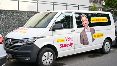 FOTO: Auto s kampaňovými polepy.
